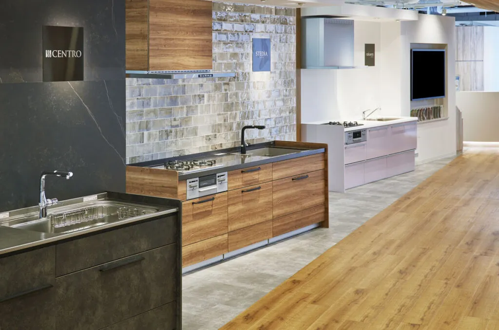 ショールームで理想に近いキッチンを探す