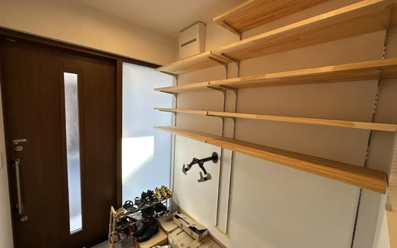 戸建てロフト増設リノベーションの玄関のAfter写真