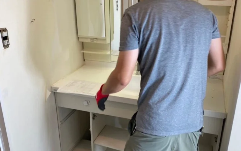 洗面リフォームの解体中の写真