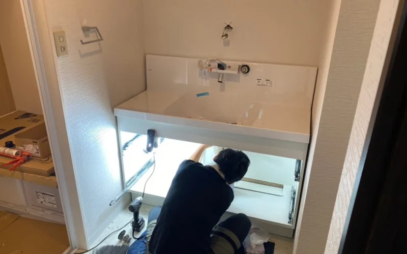 洗面リフォームの配管確認中の写真
