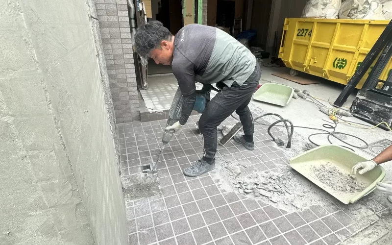 玄関タイルを撤去している写真
