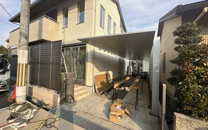 カーポート設置と外構工事の施工中の写真