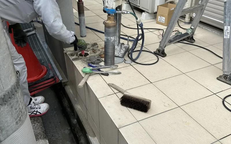 カーポート設置と外構工事のコア抜きの様子