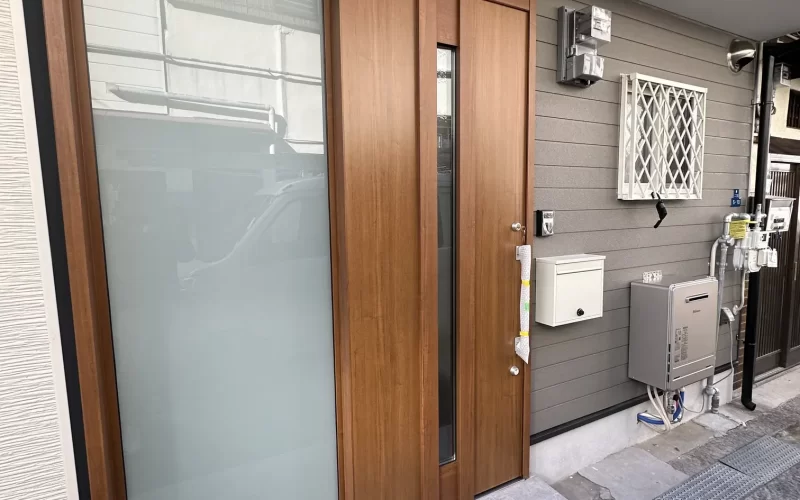 戸建てロフト増設リノベーションの玄関扉のAfter写真