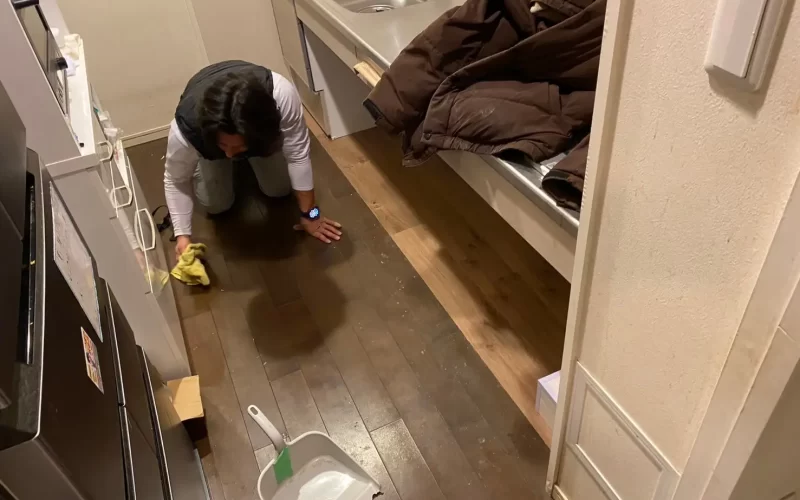 キッチンリフォームの掃除中の写真