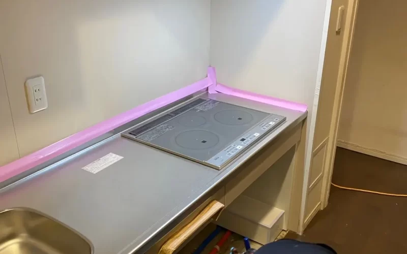 キッチンリフォームの掃除中の写真