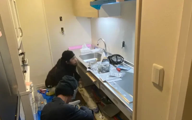 キッチンリフォームの給排水の切り替えの写真