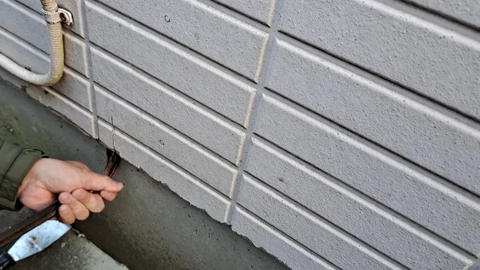 外壁を剝がしている写真