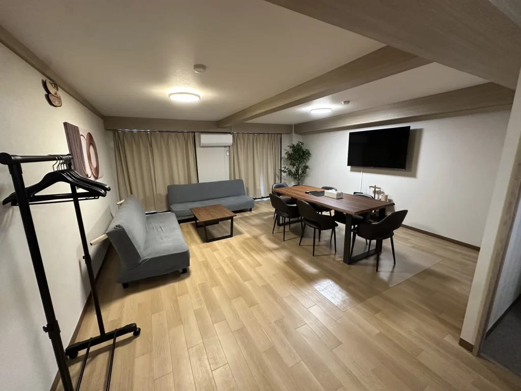 マンションの民泊リノベーションのリビングの写真
