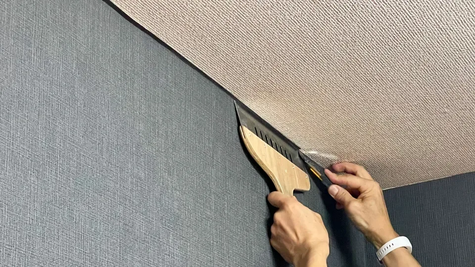 壁紙張り替え中の写真